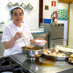 Cocineros/as, ayudantes y auxiliares de cocina Cocineros/as, ayudantes y auxiliares de cocina