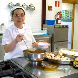 Cocineros/as, ayudantes y auxiliares de cocina